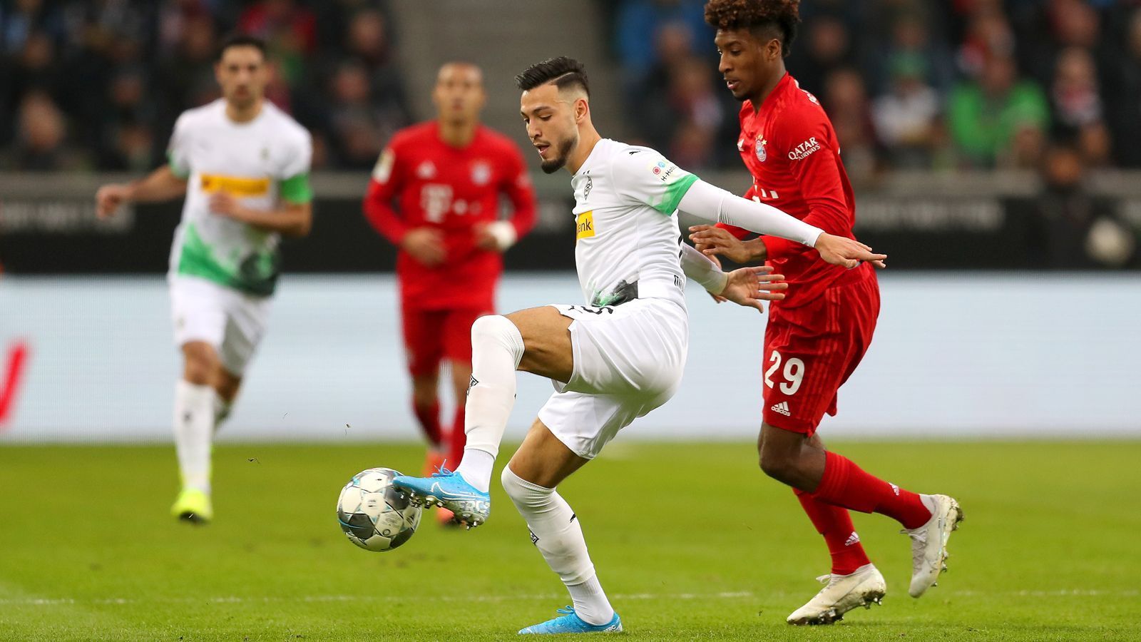 
                <strong>Ramy Bensebaini (Borussia Mönchengladbach)</strong><br>
                Bei Lewandowskis Riesenchance nach dem Thiago-Freistoß ist der Wendt-Ersatz zu passiv. Wie Lainer hat auch Bensebaini nach dessen Seitenwechsel enorme Schwierigkeiten mit Coman. Fast aus dem Nichts torpediert er die Kugel per Kopf nach einer Ecke zum 1:1 in die Maschen. In der Nachspielzeit beweist der Algerier Eier und lässt Neuer per Strafstoß keine Chance ran-Note: 2
              