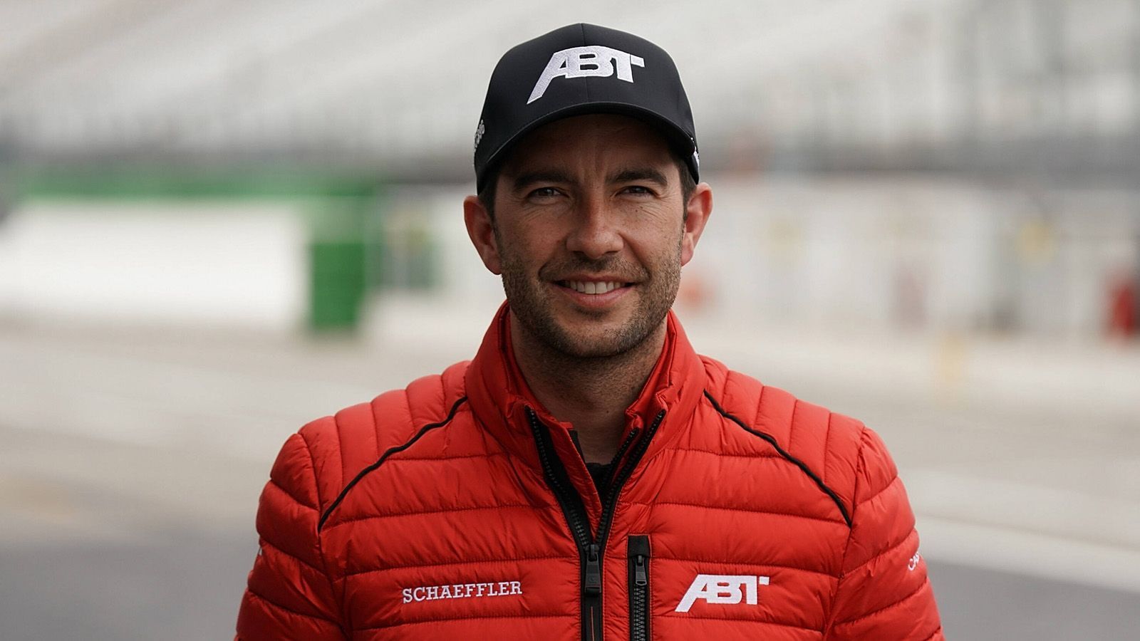 
                <strong>Mike Rockenfeller (Abt Sportsline)</strong><br>
                Die Erfahrung von Mike Rockenfeller in GT3-Autos ist eher übersichtlich, doch der Champion von 2013 ist ein alter Hase, der mit allen Wassern gewaschen ist. Auch bei ihm ist es hilfreich, dass er in einem Team wie Abt Sportsline untergekommen ist. Gut möglich, dass er ein, zwei Events Anlauf benötigt, doch ist der 37-Jährige erst einmal in Fahrt, gehört zum Favoritenkreis.
              