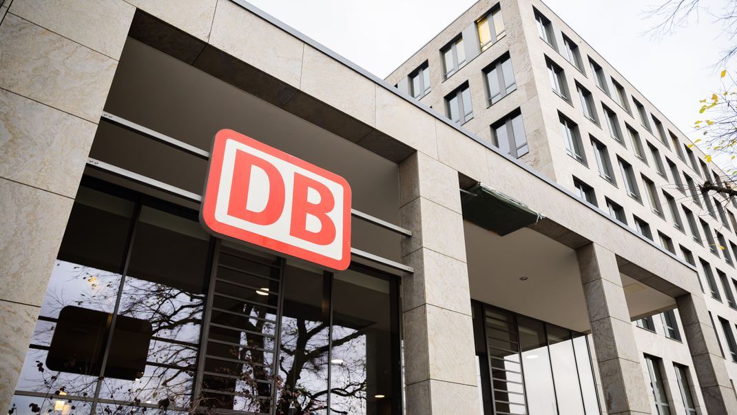 Obwohl die Deutsche Bahn wichtige Ziele wie Kundenzufriedenheit und Pünktlichkeit klar verfehlt hat, soll der Vorstand Boni in Höhe von rund fünf Millionen Euro erhalten.