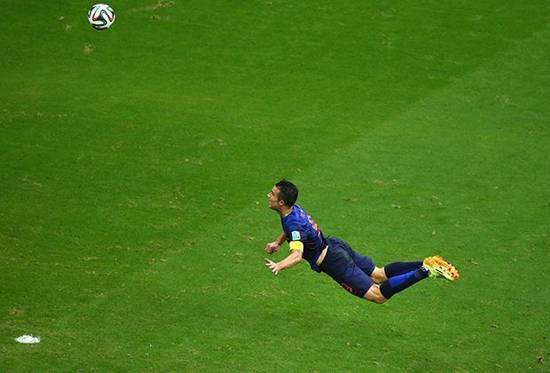 
                <strong>Spanien vs. Niederlande: 1:5 - Lehrstunde in Oranje</strong><br>
                Los geht es mit dem artistischen Kopfball von Robin van Persie zum 1:1 in der 44. Minute. Perfekte Körperhaltung, perfekter Zeitpunkt!
              