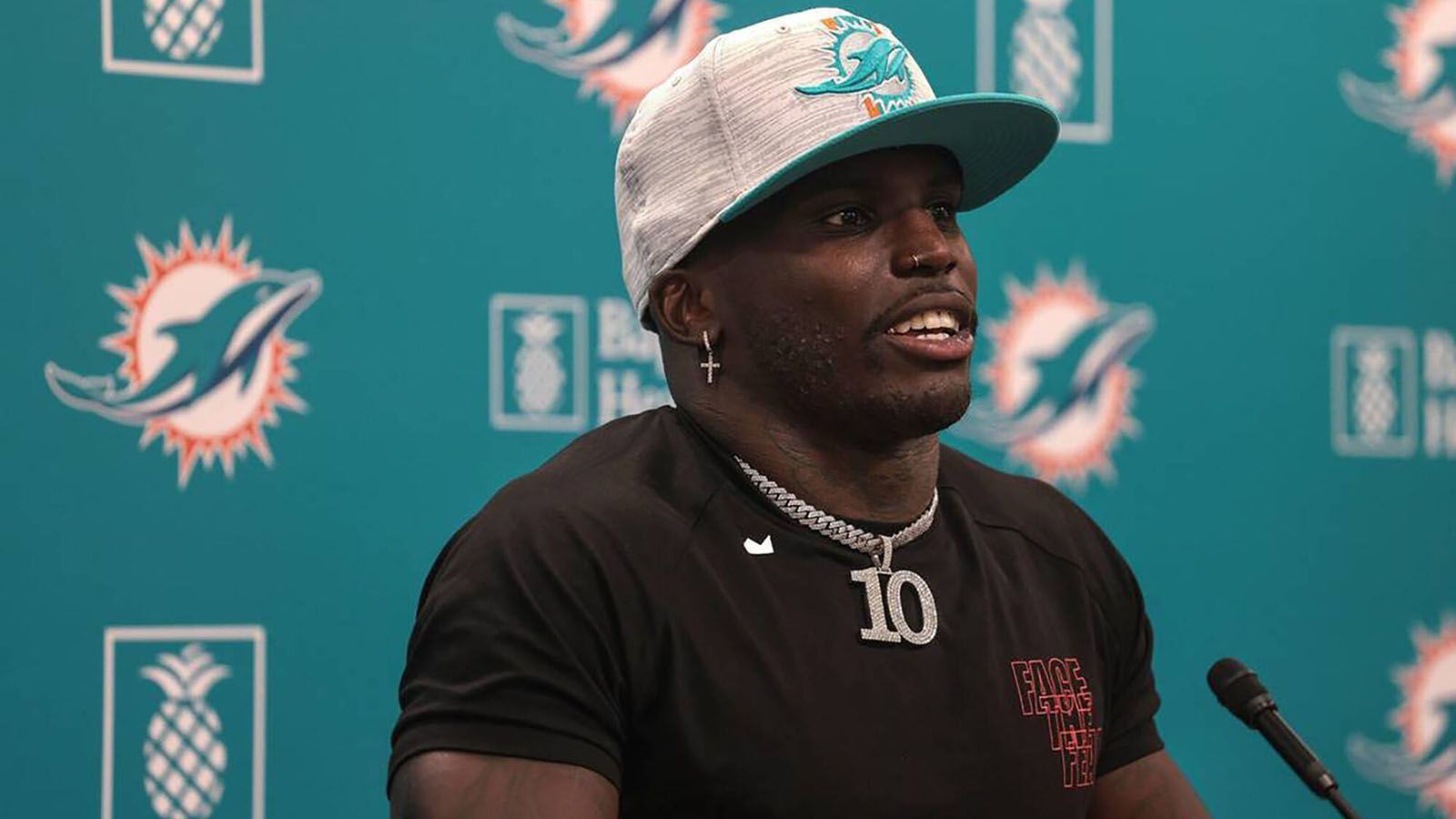 
                <strong>Tyreek Hill (Miami Dolphins)</strong><br>
                Von Tua zu Tyreek. Auch der neue Teamkollege des Hawaiianers muss sich beweisen. Hill hat bereits gezeigt, dass er einer der besten Wide Receiver der Liga ist. Mit Patrick Mahomes avancierte er zum gefährlichsten "Deep-Threat" der NFL. Nun muss er zeigen, dass er es auch mit einem schwächeren Quarterback schafft, dem Spiel seinen Stempel aufzudrücken. Hill, der in Miami einen Vierjahresvertrag über 120 Millionen US-Dollar unterschrieben hat, steht aber unter deutlich weniger Druck als sein Quarterback.
              