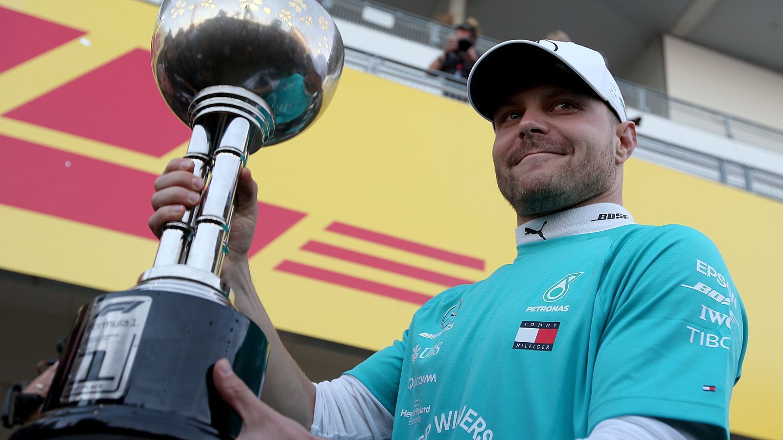 
                <strong>Platz 5: Valtteri Bottas (Mercedes)</strong><br>
                WM-Punkte 2019: 326 (WM-Rang: 2)In der Formel 1 seit: 2013Auch in seinem dritten Jahr bei Mercedes fuhr der Finne klar im Schatten von Lewis Hamilton. Mit vier Siegen stellte Bottas allerdings einen persönlichen Saisonrekord auf, nach dem Erfolg zum Auftakt in Australien triumphierte der 30-Jährige auch in Aserbaidschan, in Japan und in den USA. Auch seine fünf Pole Positions waren mehr, als ihm jemals zuvor in einem Jahr gelangen.
              