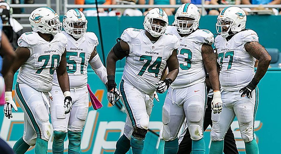 
                <strong>Miami Dolphins</strong><br>
                Verlierer: Dolphins O-Line (Miami Dolphins): Die fünf Mann vor Quarterback Ryan Tannehill erwischten in Week 5 einen rabenschwarzen Tag. Sechs Mal wurde Tannehill gesacked. In dieser Saison erwischte es ihn bereits 17 Mal, nur Andrew Luck ging häufiger zu Boden. Auch das Running-Game fand mit lediglich 51 Yards nahezu gar nicht statt.
              