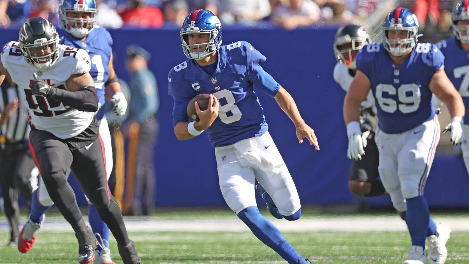 
                <strong>New York Giants (0-3)</strong><br>
                Würden die Giants nicht in der schwer vorhersehbaren NFC East spielen, hätten sie es vermutlich nicht auf diese Liste geschafft. Keiner hat Wunderdinge von den "G-Men" erwartet. Dennoch bereiten die ersten drei Spiele Grund zur Sorge. Die Leistungen von Daniel Jones sind immer noch zu wechselhaft, um sich den Status als Franchise-Quarterback zu verdienen. Zudem fallen die Giants häufiger durch Undiszipliniertheiten auf. Im Schnitt kassiert New York 7,7 Penalties pro Spiel, nur vier Teams kassieren mehr. Eine davon kostete sogar den Sieg gegen das Washington Football Team.  
              