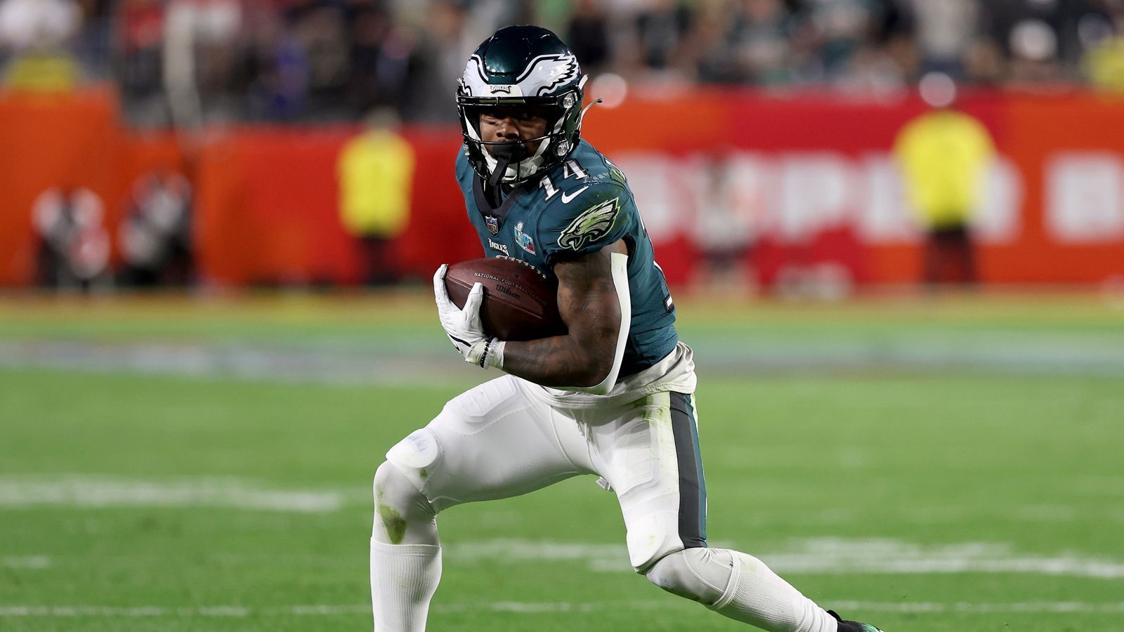 
                <strong>1. Philadelphia Eagles</strong><br>
                Vergangenes Jahr den besten RB-Room gehabt und dann Miles Sanders abgegeben. Doch mit D'Andre Swift einen vielleicht sogar noch besseren RB aus Detroit geholt und mit Rashaad Penny einen starken RB3, der bei manchen Teams sogar RB1 wäre. Boston Scott als RB4 ist schon fast respektlos, genau wie Trey Sermon als RB5. Was für eine Tiefe im Kader! Klarer Platz 1.RB1: Swift, D'Andre - RB2: Gainwell, Kenneth - RB3: Penny, RashaadWeitere RBs: Scott, Boston - Sermon, Trey - Brooks, Kennedy
              