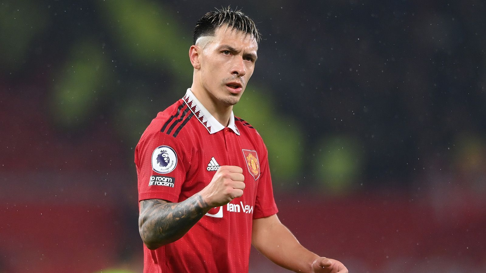 
                <strong>12. Lisandro Martinez (Manchester United/ 57,37 Millionen Euro)</strong><br>
                Lisandro Martinez war für Manchester United ein Volltreffer. Der Innenverteidiger verlieh der Abwehr Stabilität, wodurch die "Red Devils" erstmals seit vielen Jahren defensiv glänzen konnten. Ein Mittelfußbruch stoppte den Argentinier im April schließlich, was seine Leistung bis dahin aber nicht schmälern soll. Denn seine Verpflichtung hat sich längst ausgezahlt. ran-Note: 2
              