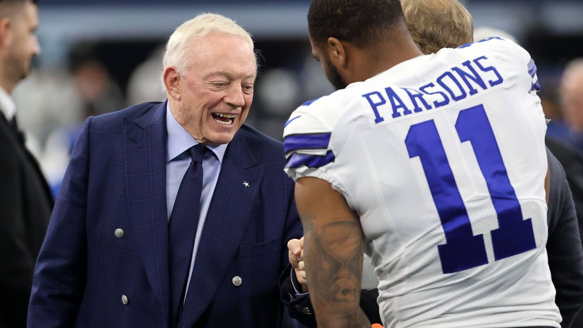 NFL, American Football Herren, USA NFC Wild Card Playoff-San Francisco 49ers at Dallas Cowboys Jan 16, 2022; Arlington, Texas, USA; Dallas Cowboys owner Jerry Jones meets with outside linebacker Mi...