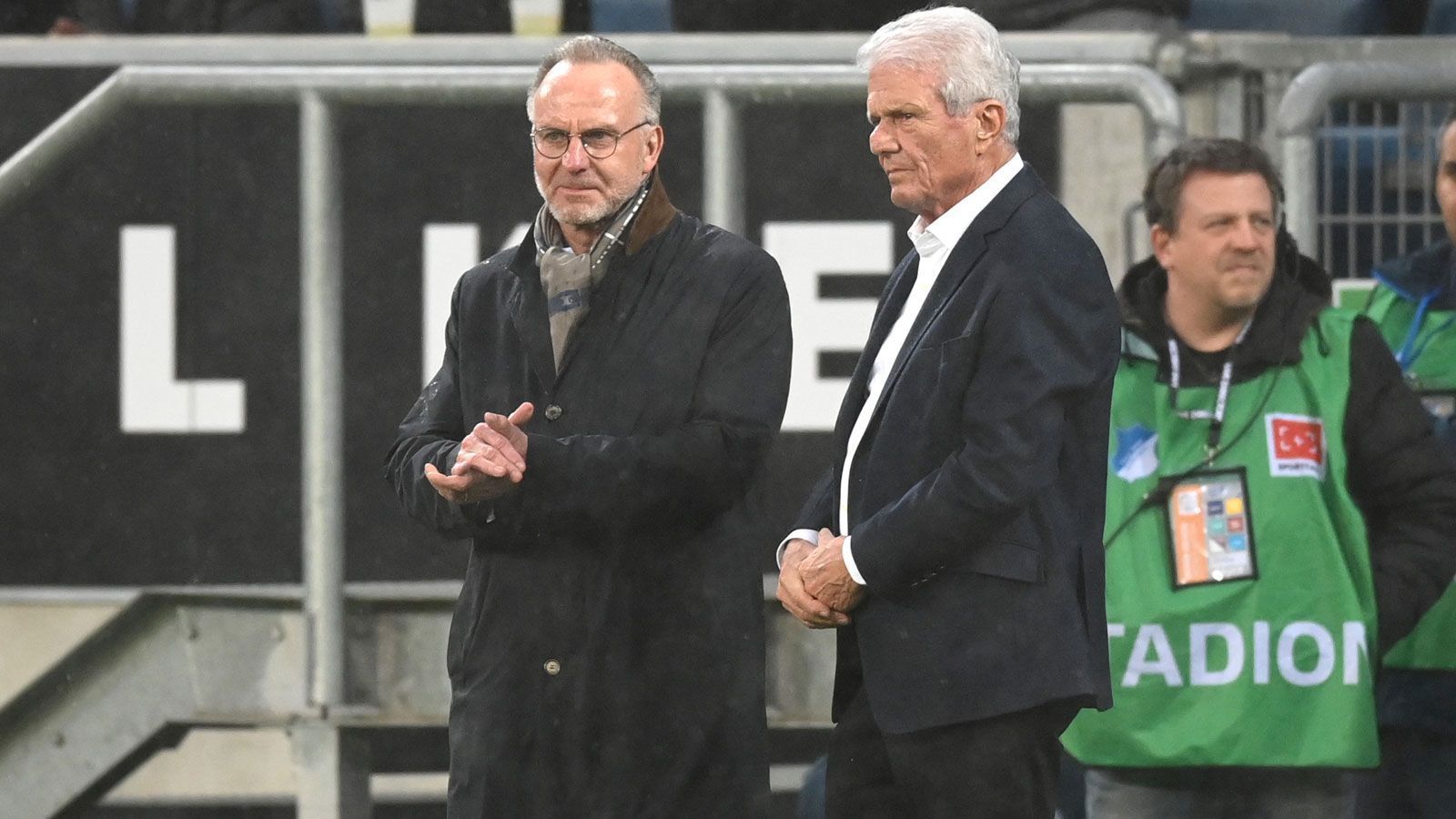 
                <strong>"Das hässliche Gesicht des Fußballs"</strong><br>
                Schon mit Beginn der Schmähungen stellte sich der damalige Vorstandsboss der Münchner, Karl-Heinz Rummenigge, demonstrativ an die Seite des TSG-Mäzens. Nach dem Spiel ging der damals 64-Jährige hart mit den eigenen Anhängern ins Gericht. "Ich schäme mich zutiefst für diese Chaoten in der Bayern-Kurve. Das ist das hässliche Gesicht des Fußballs. Es gibt überhaupt keine Entschuldigung dafür", wetterte Rummenigge. Auch wenn er es zu diesem Zeitpunkt noch nicht ahnen konnte, die Münchner kamen ohne Strafe davon.
              