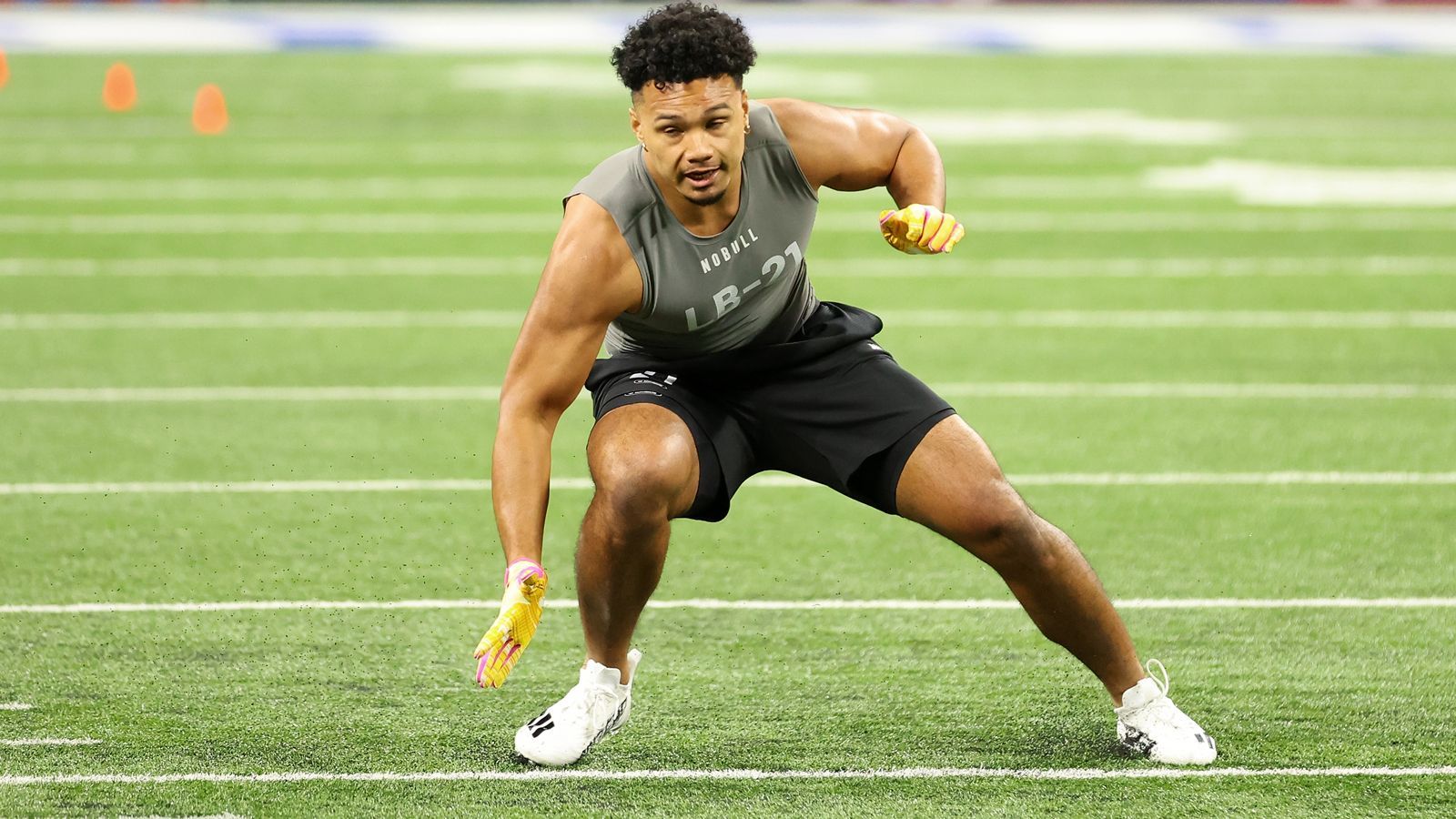 <strong>Darius Muasau (New York Giants)</strong><br><em>College: UCLA<br>Position: Linebacker<br>Draftpick: 183 (Runde 6)</em><br>Auch wenn er erst spät gezogen wurde, sorgt Muasaus Draft für die größten Fragezeichen aller gewählten Giants-Spieler. Denn seine Fähigkeiten in der Deckung, vor allem in der Raumdeckung, sind doch sehr begrenzt.