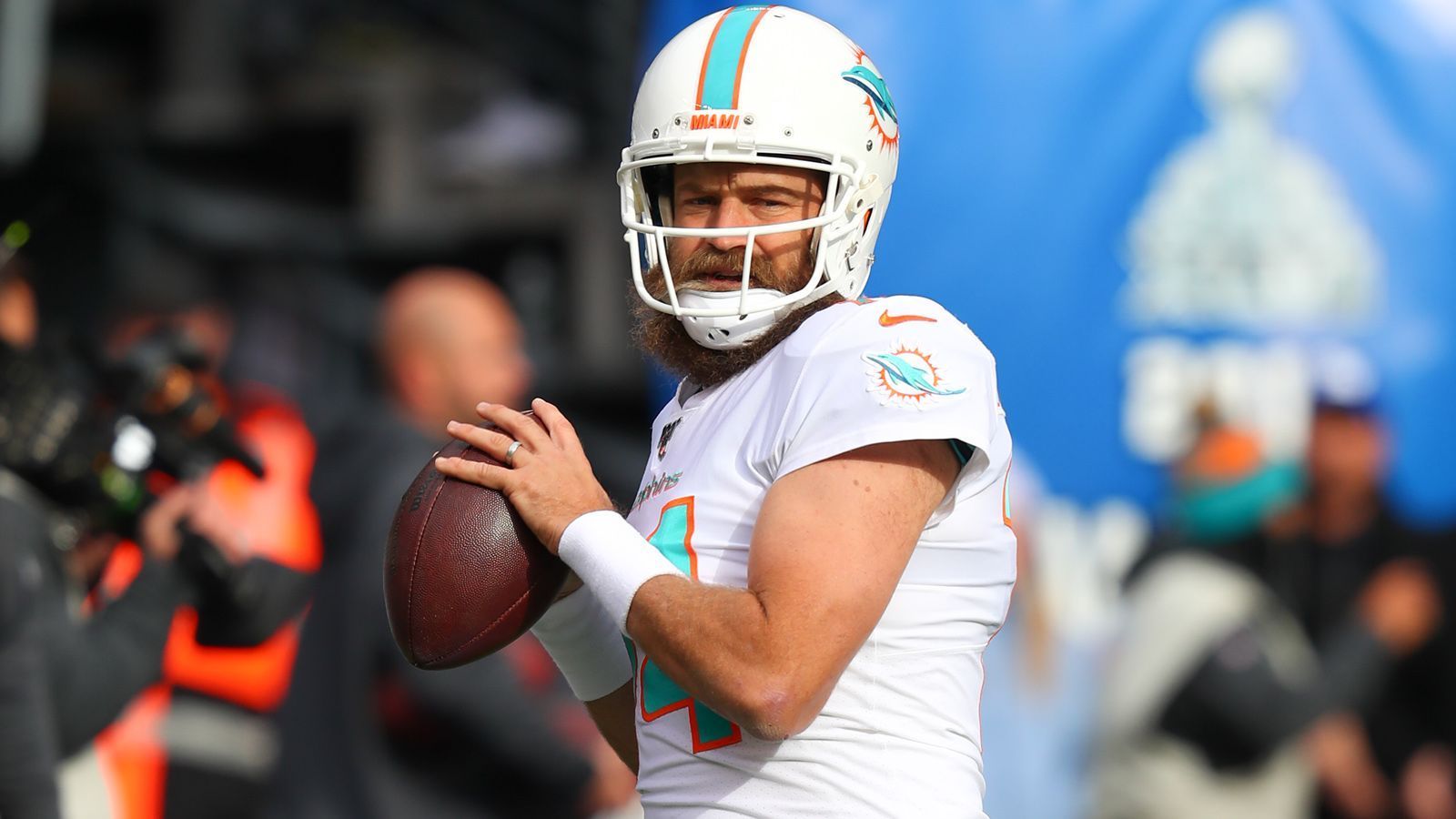 
                <strong>Sit: QB Ryan Fitzpatrick (Miami Dolphins)</strong><br>
                Der Quarterback der Miami Dolphins zählte zuletzt zu den heißesten Quarterbacks im Fantasy Football und erzielte in den vergangenen fünf Spielen elf Touchdowns. Nun geht es allerdings zu den New England Patriots (Sonntag, ab 18 Uhr live auf ProSieben MAXX und ran.de). Und somit gegen eine Defense, die daheim in sieben Spielen nur fünf Touchdown-Pässe zuließ. Das heißt für uns: Fitzpatrick hat seinen Job getan. Am 17. Spieltag sollte er im Fantasy-Team aber lieber nicht zum Einsatz kommen.
              