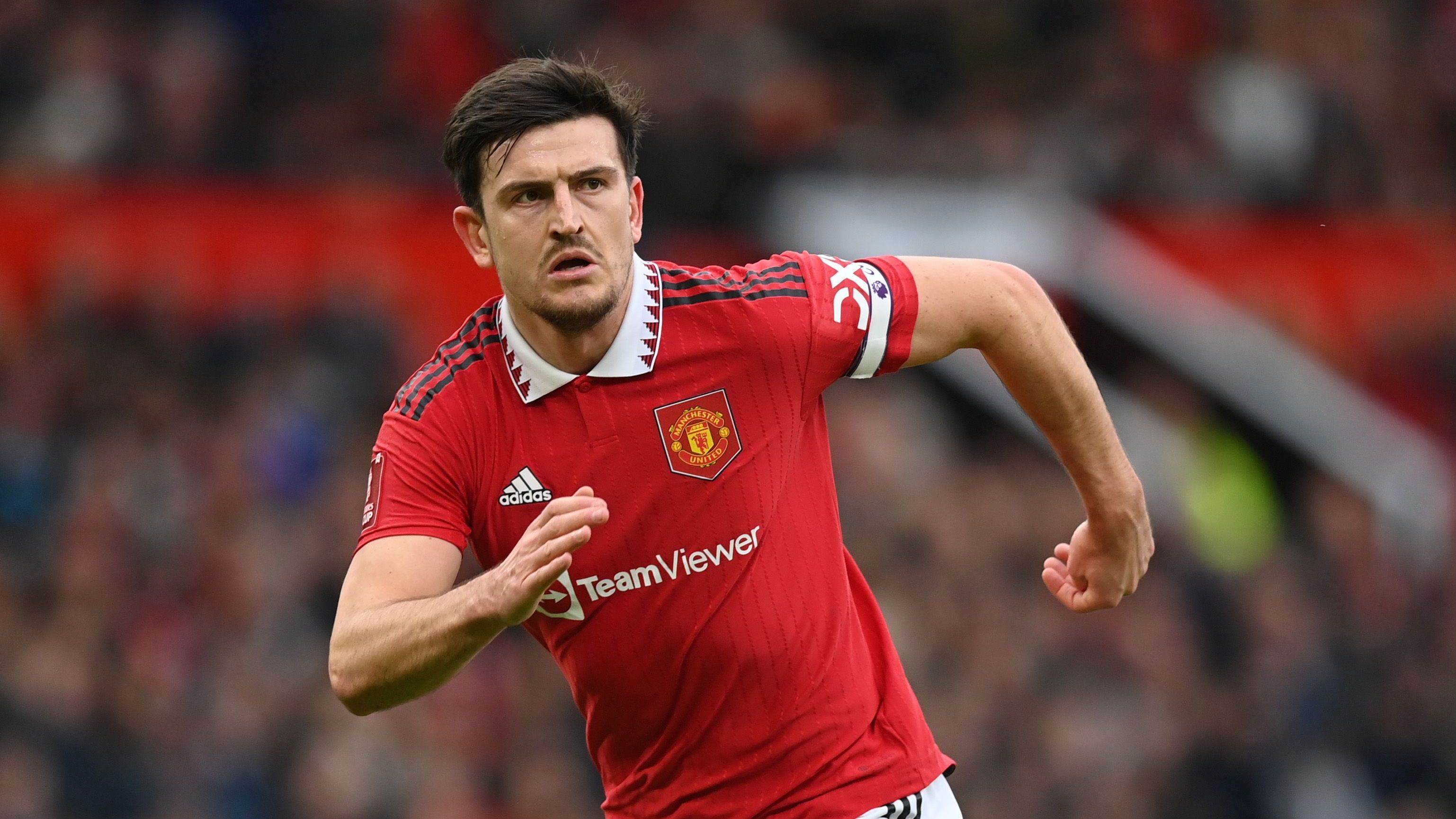 <strong>Platz 14: Harry Maguire (von Leicester City zu Manchester United)</strong><br>Einst war Harry Maguire der teuerste Abwehrspieler überhaupt: Für satte <strong>87 Millionen Euro</strong> wechselte der englische Innenverteidiger 2019 zu den Red Devils. Besonders aufgrund der stolzen Summe, für die er verpflichtet wurde, steht Maguire in Manchester häufig in der Kritik.