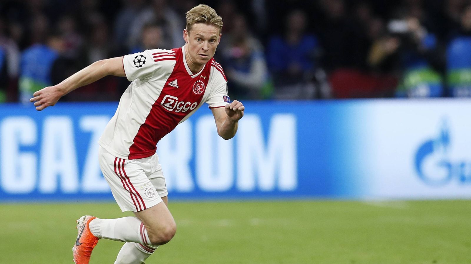 
                <strong>Frenkie de Jong (21)</strong><br>
                Der Wechsel zum FC Barcelona ist bereits in trockenen Tüchern. De Jong unterschrieb einen Vertrag bis 2024. Dafür ließ Barca 75 Millionen Euro springen. De Jong ist damit der teuerste Transfer der niederländischen Eredivisie. Der Spielmacher hatte die Qual der Wahl, was seinen zukünftigen Arbeitgeber angeht: Ob Paris St. Germain, Manchester City oder der FC Bayern - nahezu jeder Top-Klub hatte Interesse am 21-Jährigen signalisiert.
              