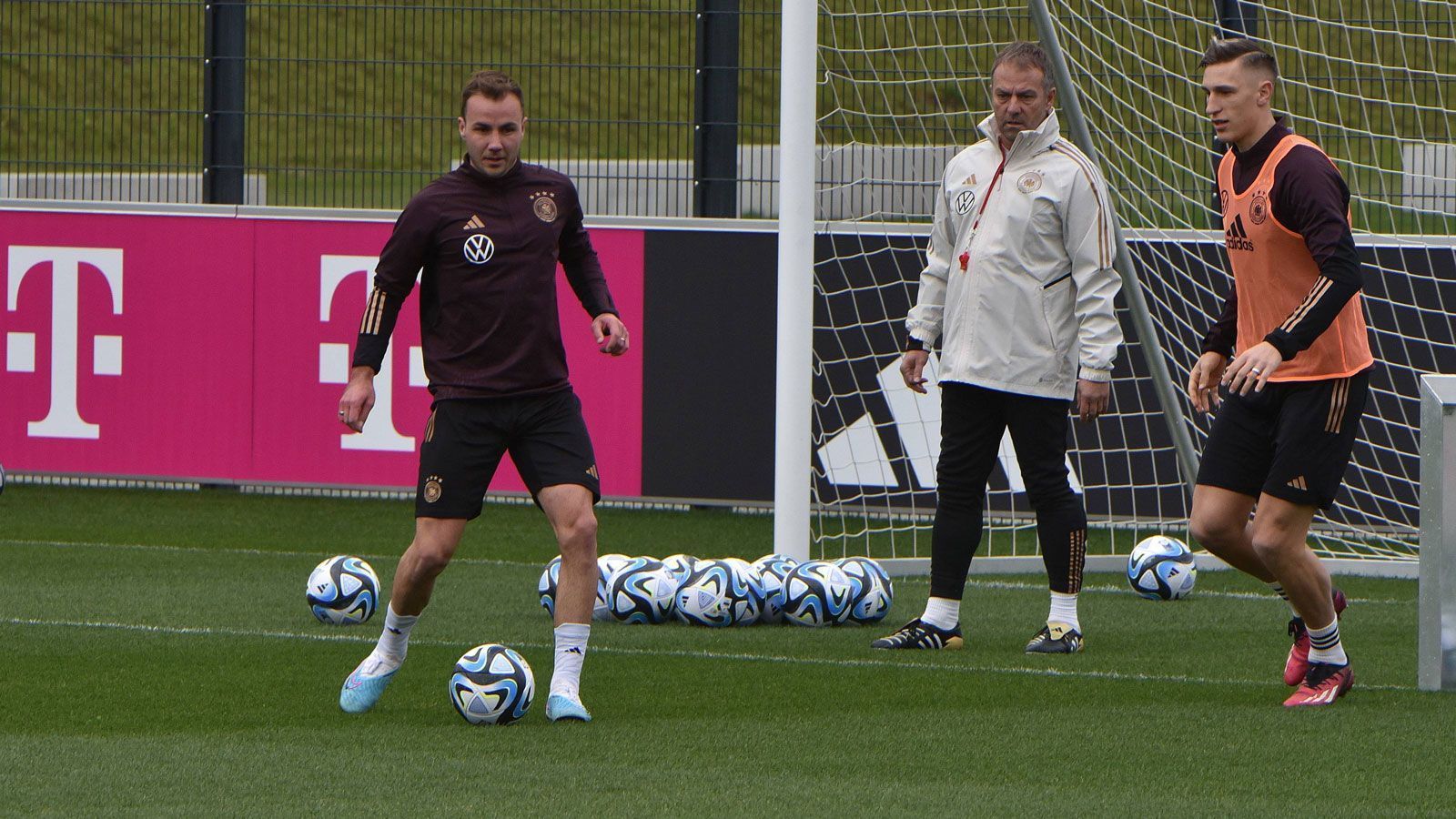 
                <strong>Nummer 19: Mario Götze (Eintracht Frankfurt)</strong><br>
                &#x2022; Position: Offensives Mittelfeld<br>&#x2022; Rückennummer bei der WM 2022: 11<br>&#x2022; Rückennummer im Verein: 27<br>&#x2022; Anzahl A-Länderspiele/Tore: 65/17<br>
              