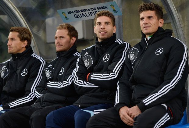 
                <strong>Mario Gomez: Zwischen Tormaschine und Chancentod</strong><br>
                Nicht selten muss sich Gomez mit der Jokerrolle anfreunden. Wenige Tage vor seiner Verletzung im Fiorentina-Trikot sitzt Gomez in der WM-Qualifikation gegen die Färöer Inseln auf der Ersatzbank.
              