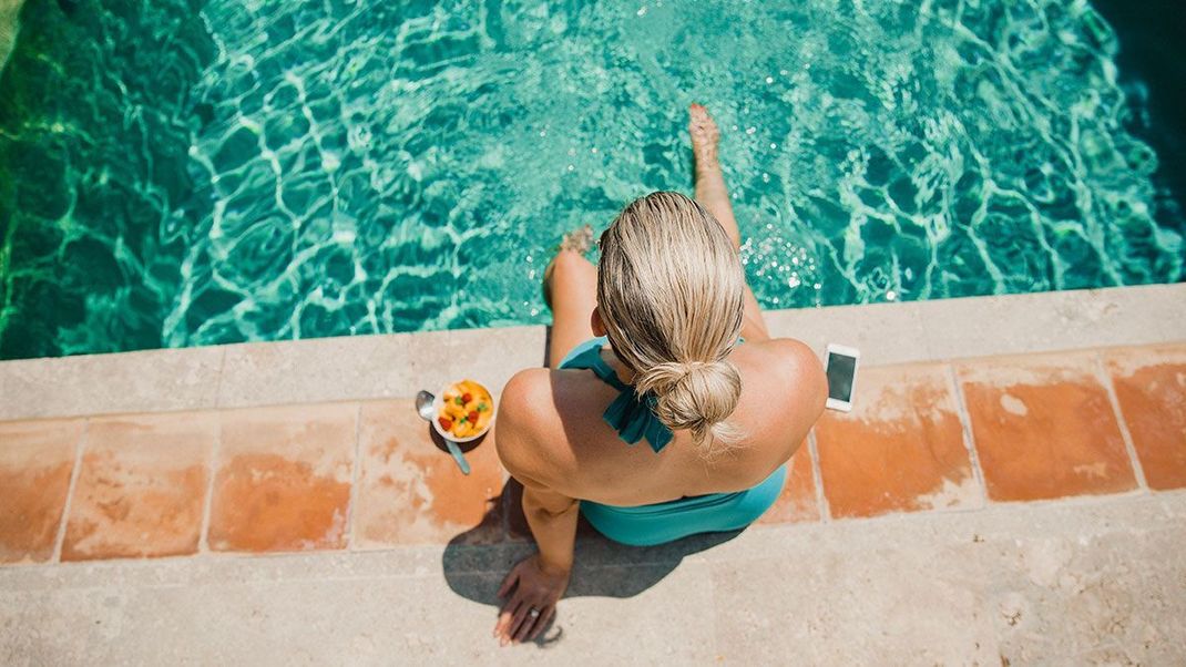 Low Bun, Chignon oder klassischer Dutt - diese Hairstyles bringen dich nicht ins Schwitzen und halten auch einem Sprung in den Pool stand.