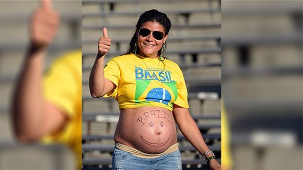 
                <strong>Schwangere Brasilien-Anhängerin</strong><br>
                Schon Brasilien-Fan, bevor man überhaupt auf der Welt ist: Diese Anhängerin der Selecao lässt sich den Spaß auch in der Schwangerschaft nicht verderben.
              