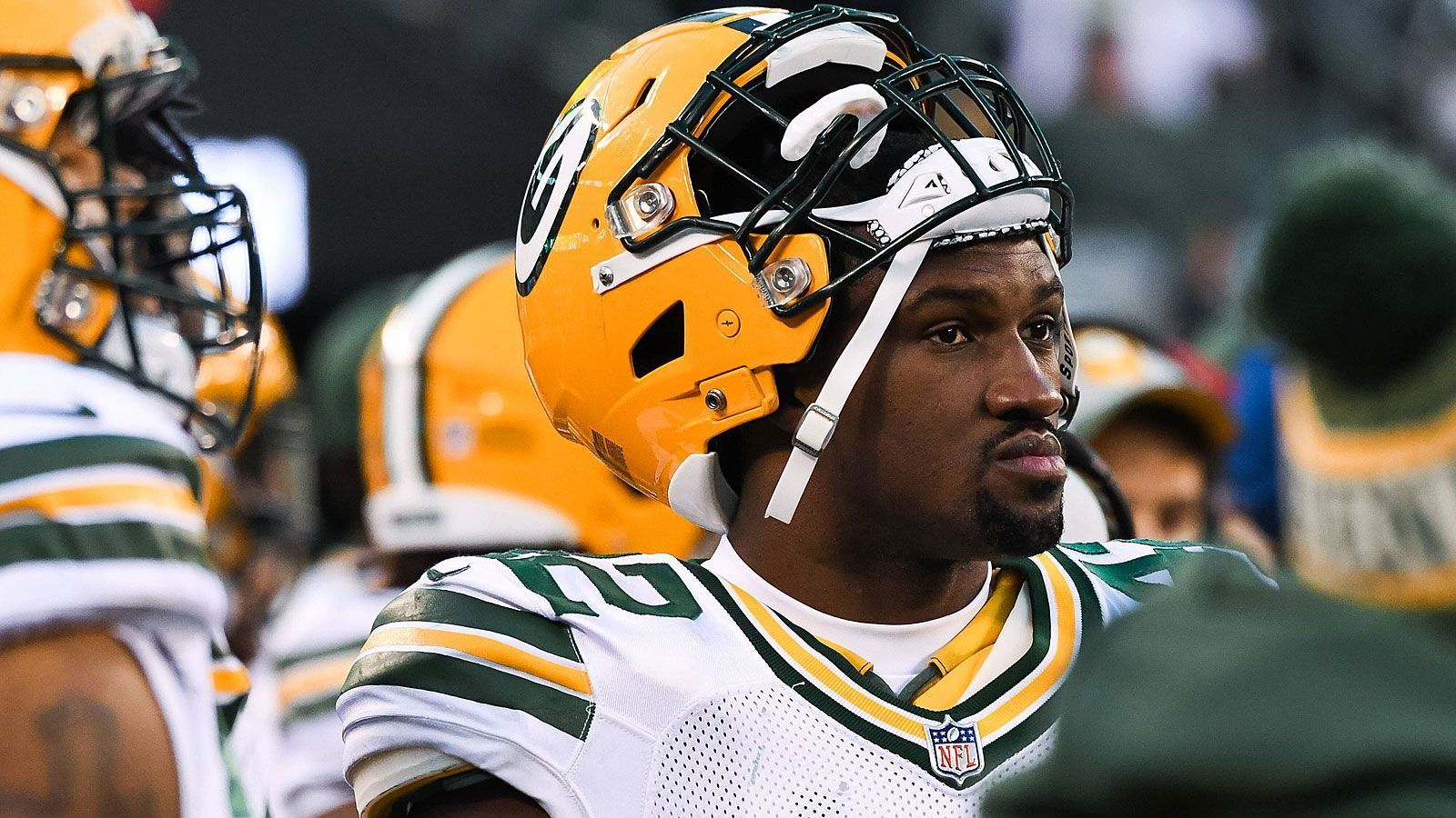 
                <strong>Oren Burks (Green Bay Packers)</strong><br>
                Im ersten Preseason-Spiel der Green Bay Packers gegen die Houston Texans zog sich mit Oren Burks einer der Schlüsselspieler der Defense eine Brustmuskelverletzung zu. Allerdings muss der Linebacker nach Informationen von NFL-Insider Ian Rapoport nicht operiert werden, weshalb die Ausfallzeit nicht allzu lang ausfallen werde. In seiner Rookie-Saison 2018 hatte der Drittrunden-Draftpick die ersten beiden Spiele der Regular Season wegen einer Schulterblessur verpasst.
              