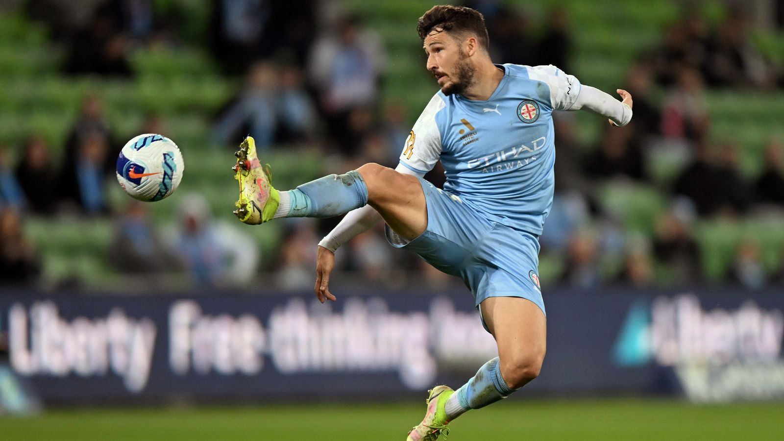 
                <strong>Melbourne City FC (Australien)</strong><br>
                Im Jahr 2014 gönnte sich die City Football Group auch einen Ableger in Australien. Der damalige Klub Melbourne Heart wurde für kolportierte zwölf Millionen US-Dollar gekauft und in die City-Fußball-Holding eingegliedert. Die City Football Group übernahm 80 Prozent der Anteile, die restlichen Anteile gingen an australische Geschäftsleute. Aktuell setzt man in Melbourne unter anderem auf die Dienste des früheren Bundesliga-Profis Mathew Leckie.
              