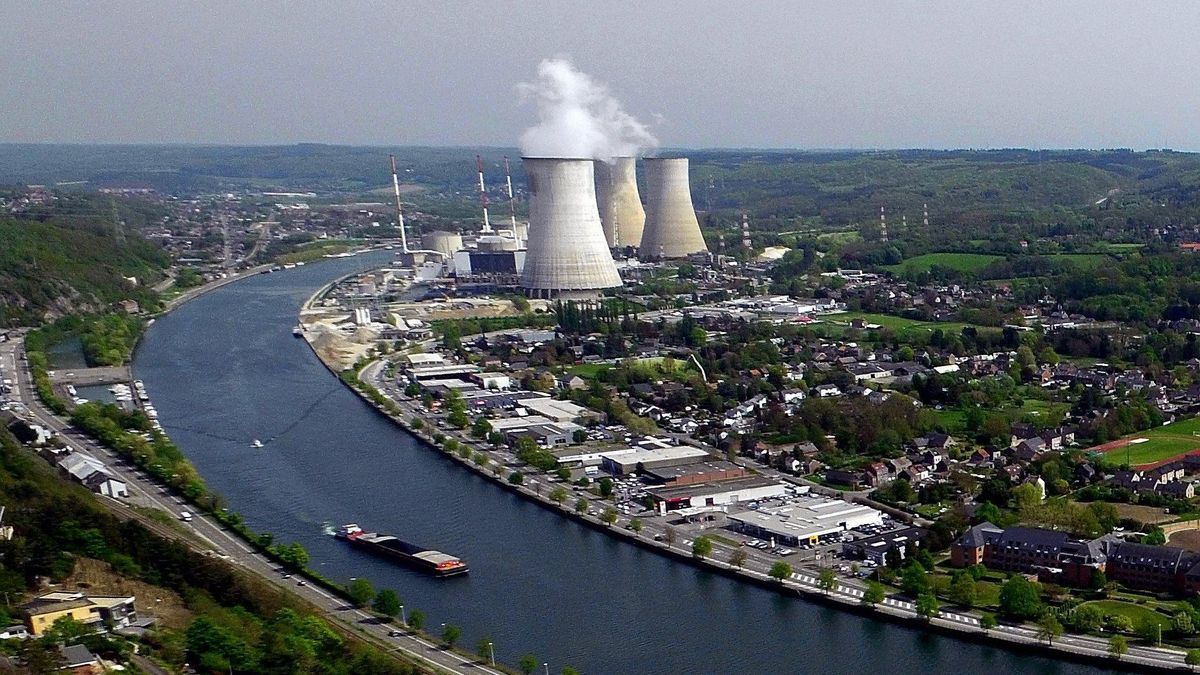 Das Atomkraftwerk Tihange steht am Ufer des Flusses Maas in Belgien. 