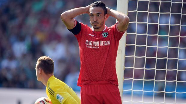 
                <strong>Mevlüt Erdinc (Hannover 96)</strong><br>
                Mevlüt Erdinc (Hannover 96, neun Einsätze, 282 Minuten): Beim Türken läuft es bislang auch alles andere als gut. Vor der Saison kam der 28-Jährige für 3,3 Millionen Euro Ablöse aus Saint Etienne und ist auch nach neun Spielen immer noch ohne Bundesliga-Tor. Kurios: Bei den drei bisherigen Saisonsiegen kam Erdinc zusammen nur auf 14 Einsatzminuten.
              