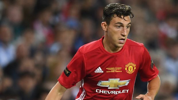 
                <strong>Matteo Darmian (Manchester United)</strong><br>
                Matteo Darmian (Manchester United): Wie unter anderem die "Manchester Evening News" berichtet, soll der italienische Außenverteidiger auf der United-Abschussliste stehen. Darmian kam in der laufenden Saison genau auf einen Pflichtspiel-Einsatz. Bei der 0:1-Pleite in der Europa League bei Feyenoord Rotterdam konnte sich der 26-Jährige nicht empfehlen und so scheint ein Abschied nur eine Frage der Zeit zu sein. 
              