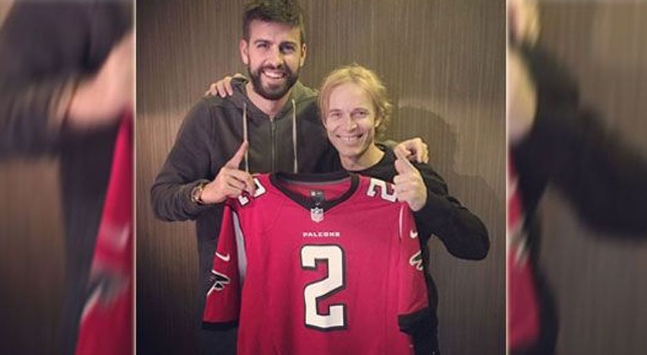 
                <strong>Gerard Pique</strong><br>
                Abwehrspieler Gerard Pique vom FC Barcelona drückte beim Super Bowl 2017 den Atlanta Falcons die Daumen. Ihm wurde ein Trikot von Quarterback Matt Ryan geschenkt. "Ich bin bereit für den Super Bowl", twitterte der Fußballer damals.
              