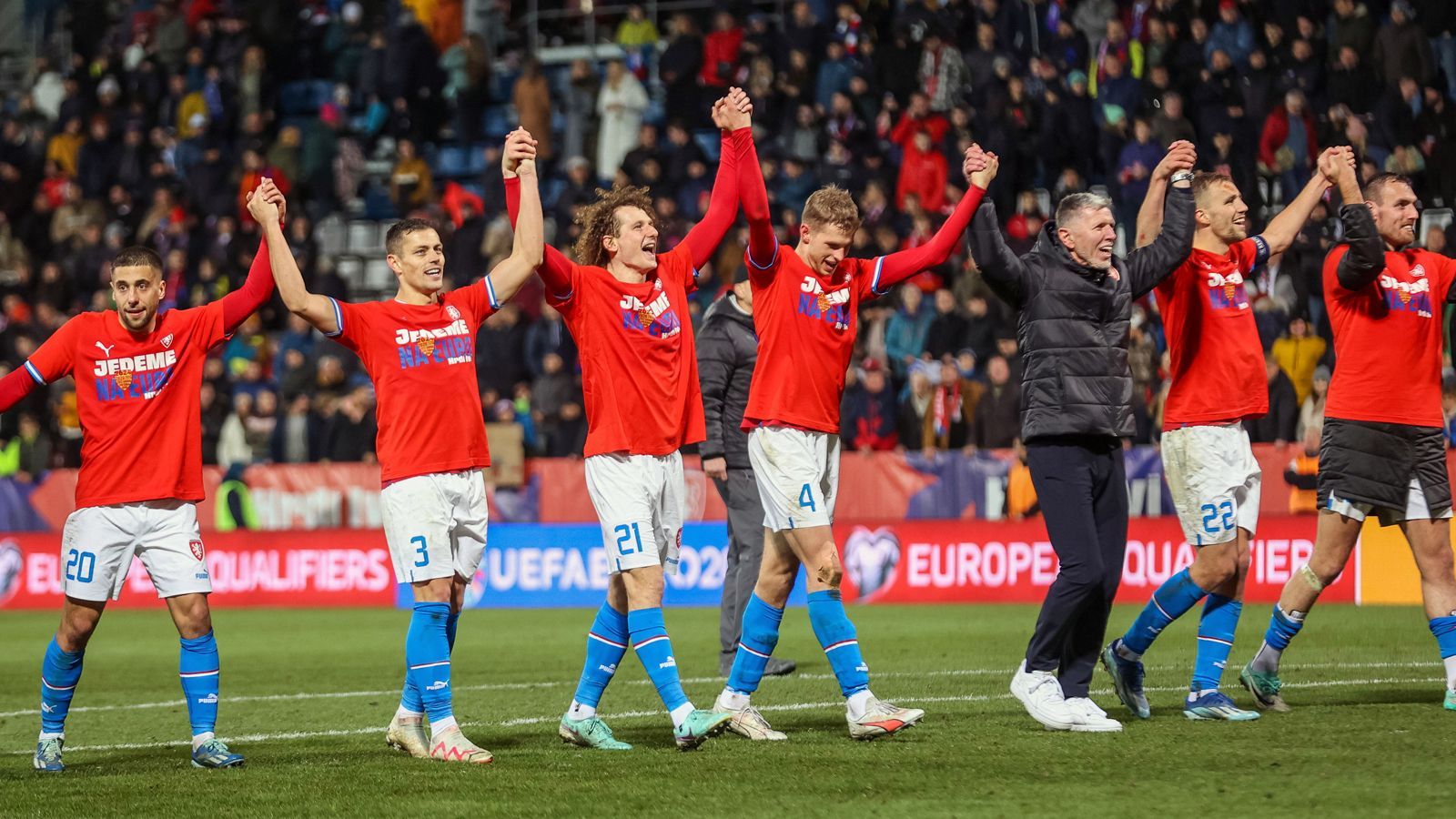 <strong>Tschechien</strong><br>Durch einen 3:0-Heimsieg gegen Moldawien konnte sich Tschechien in Gruppe E am abschließenden Spieltag für die EM 2024 qualifizieren. Hinter Albanien beendeten die Tschechen die Qualifikation mit 15 Punkten auf Platz 2. Kurios: Direkt nach dem Schlusspfiff erklärte Nationaltrainer Jaroslav Silhavy (3.v.r.) seinen überraschenden Rücktritt.