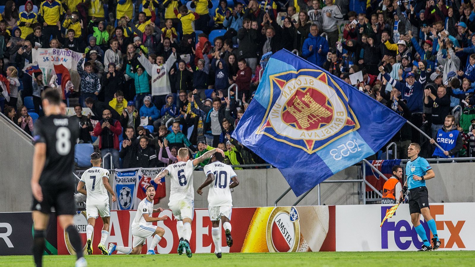 
                <strong>Slowakei: Slovan Bratislava</strong><br>
                In der Slowakei ist der FK Slovan Bratislava Meister. Es ist der zehnte Ligatitel in der Vereinsgeschichte. Auch in der Slowakei durften Zuschauer ins Stadion, allerdings in begrenzter Anzahl. Die Meisterschaft wurde auch hier regulär im Rahmen der alljährlichen Meisterrunde entschieden.
              