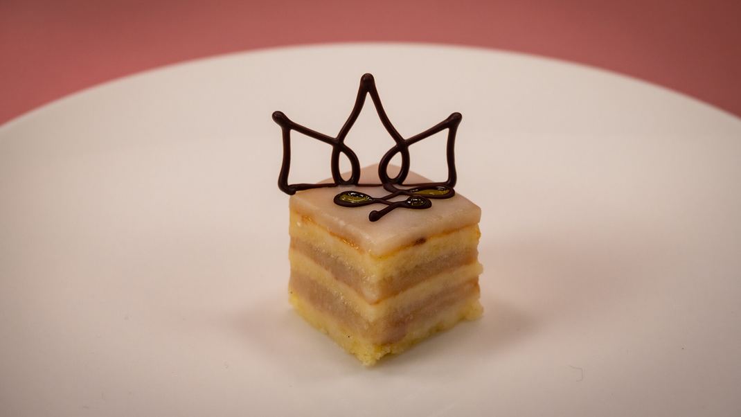 Petits Fours Frais aus Marzipanböden und Rosenwasser-Orangen-Füllung mit Fondant-Glasur