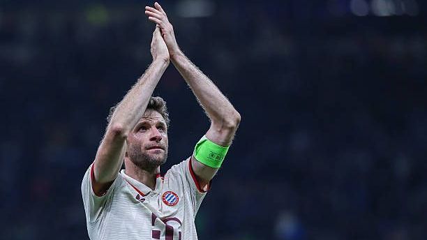 <strong>Letztes Spiel in der Champions League (16.04.2025)</strong><br>Im San Siro endet die Champions-League-Karriere von Thomas Müller im Trikot der Bayern. Nach einem 2:2-Unentschieden scheidet der deutsche Rekordmeister im Viertelfinale der Königsklasse aus. Im Hinspiel gelingt Müller noch ein Treffer, im Rückspiel bleibt der Raumdeuter weitestgehend blass.