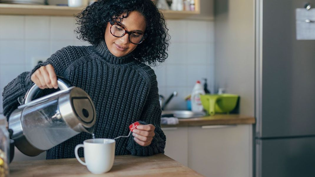 Eine Tasse Tee für entspannte Momente – Habt ihr schon mal versucht Tee in eure Gesichtspflege-Routine zu integrieren? Wir haben die besten DIY-Rezepte für selbstgemachte Naturkosmetik!