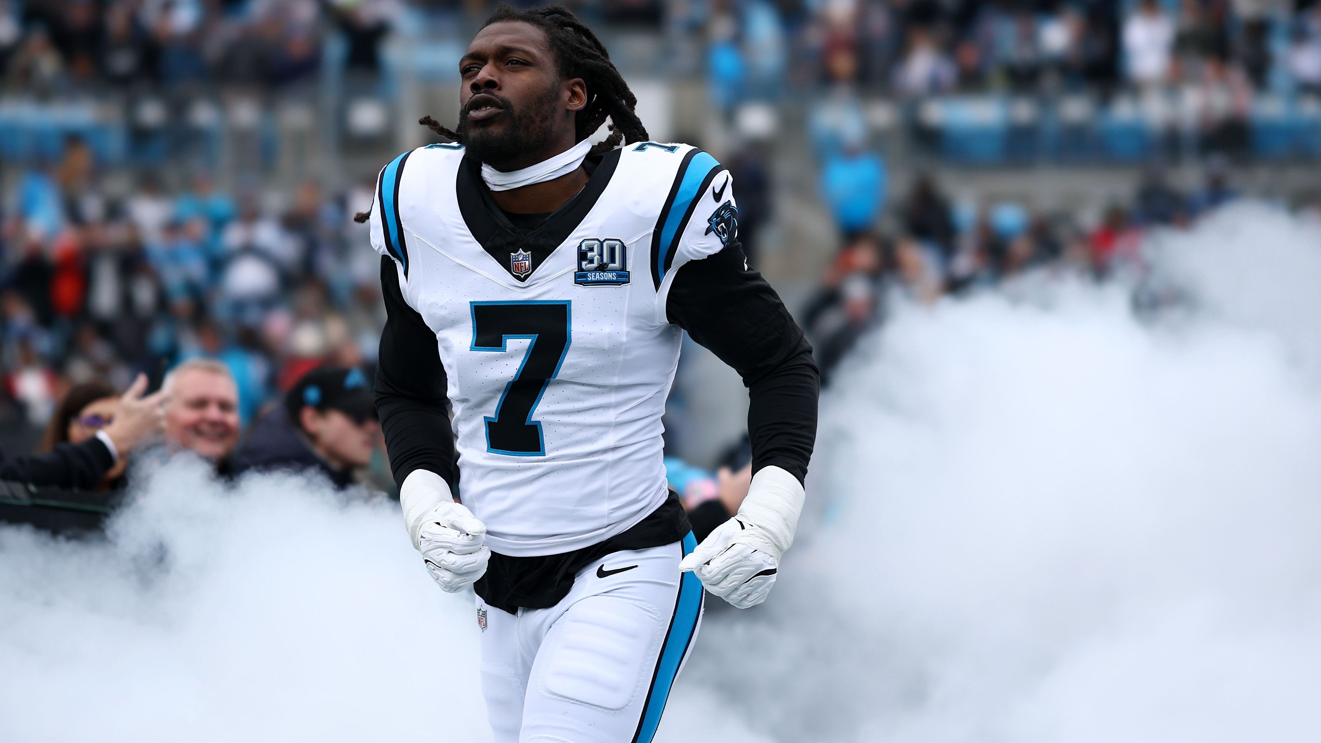 <em><strong>Jadeveon Clowney (Dallas Cowboys)</strong><br>Die Dallas Cowboys haben nach Angaben von Owner Jerry Jones Linebacker Jadeveon Clowney verpflichtet. Der 32-Jährige (Nummer-1-Pick des NFL Draft 2014) war zuletzt Free Agent und verbrachte die Saison 2024 bei den Carolina Panthers und verzeichnete in 14 Spielen 46 Tackles, 5,5 Sacks, 11 QB-Hits und neun Tackles for Loss.</em>