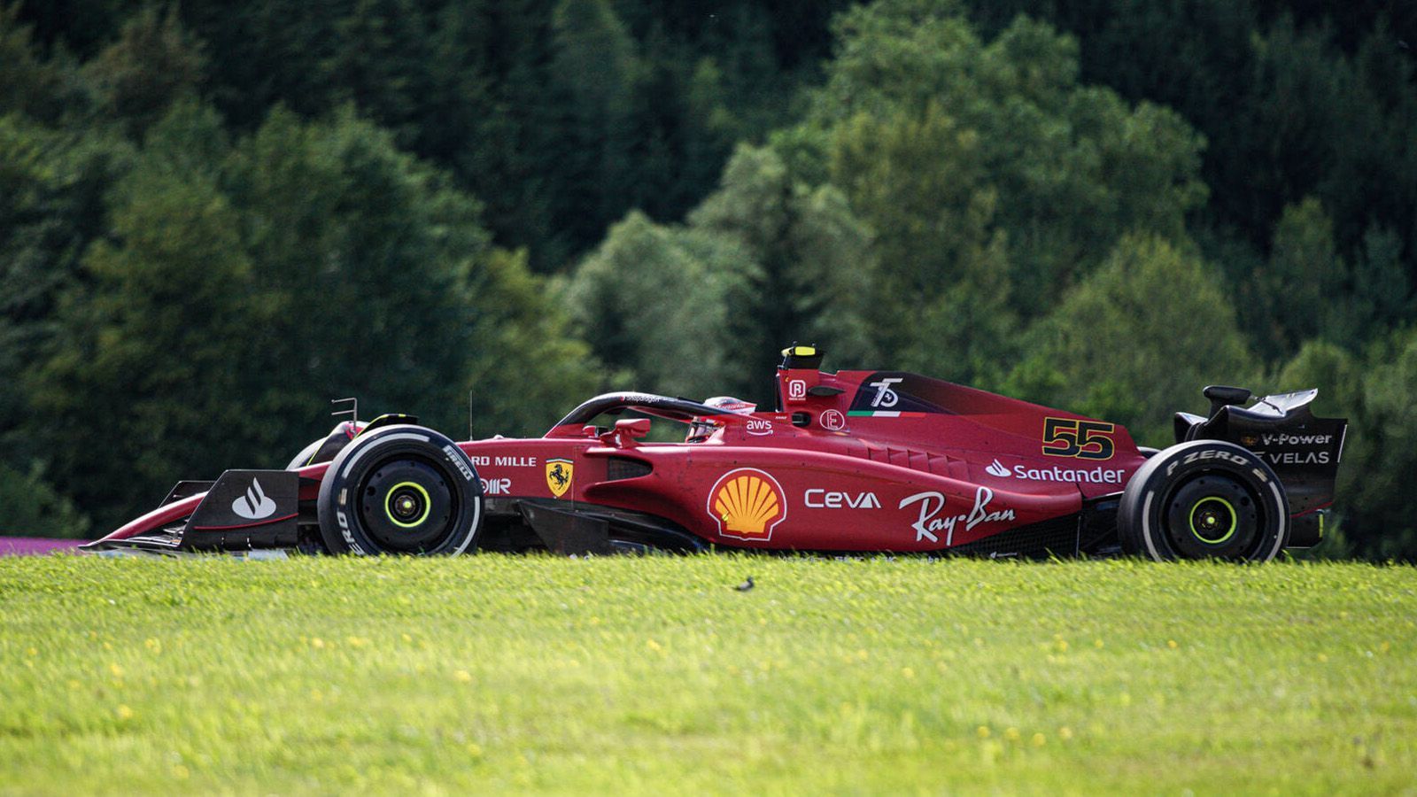 
                <strong>Platz 3: Carlos Sainz</strong><br>
                Carlos Sainz steht in der Fahrerwertung zwar nur auf dem vierten Platz - daran hatte aber zuletzt vor allem Ferrari Schuld. Nachdem der Spanier in den ersten Rennen noch mit einigen Fehlern selbst seine Rennen ruinierte, fing er sich ab Miami. Dafür schlug das Pech zu. Nach dem unverschuldeten Ausfall schlug Sainz mit Platz zwei in Montreal und seinem Premierensieg in Silverstone zurück. Spielberg stellte sich allerdings als Stopp des guten Laufs heraus. Der Ferrari des Spaniers verabschiedete sich rauchend und beendete sein Rennen vorzeitig. Dennoch wirkt er gemessen an den Qualifying und seiner Rennpace etwas schneller als Sergio Perez.
              