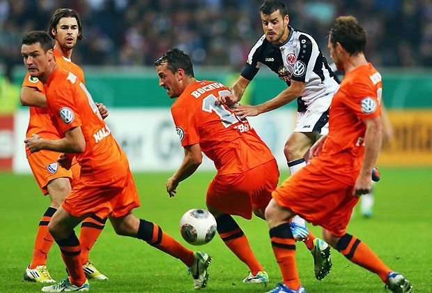 
                <strong>Eintracht Frankfurt - VfL Bochum 2:0</strong><br>
                Eine Wand in orange: Tranquillo Barnettas Schuss wird abgeblockt - dennoch ziehen die Hessen souverän ins Achtelfinale ein
              