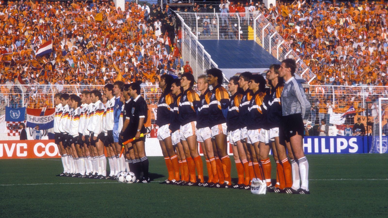 
                <strong>Halbfinale gegen Holland</strong><br>
                Im Halbfinale kommt es in Hamburg zu einer Neuauflage des WM-Finales von 1974. Diesmal ist der Spielverlauf zwischen Deutschland und Holland allerdings exakt anders herum. Die Niederländer liegen erst zurück und gewinnen dann mit 2:1.
              