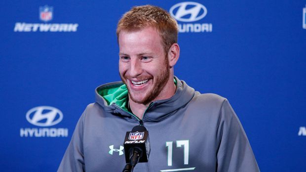 
                <strong>Nr. 1 Carson Wentz</strong><br>
                1. Position - Carson Wentz, Quarterback (zu den Los Angeles Rams): Die Rams brauchen ein "Face of the Franchise". Beim Combine war er herausragend und - was noch viel wichtiger sein könnte - seine Interviews waren extrem souverän. Deshalb wird Wentz das neue Rams-Gesicht. 
              