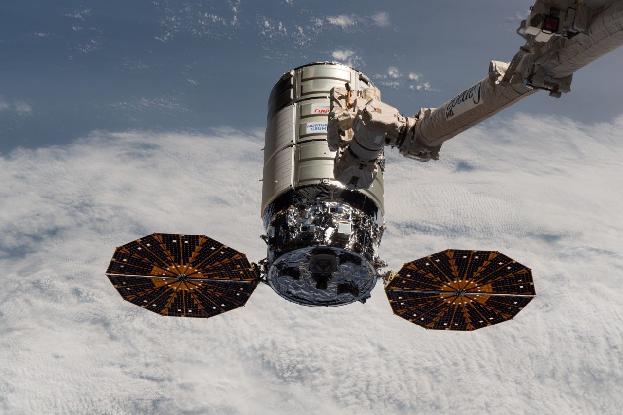 Der Roboterarm des ISS greift den Raumfrachter Cygnus NG-14. An Bord: ein neues Klo. Die Astronaut:innen dürften sich darüber das High-Tech-Gerät mit dem umständlichen Namen "Universal Waste Management System" (UWMS) freuen - jede Verbesserung ist willkommen.