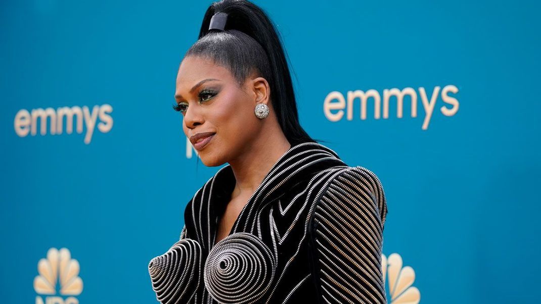 Ein wirklich hoher Ponytail – der stylische Auftitt von Laverne Cox war unsere Krönung "der besten Frisuren" bei den vergangenen Emmy Awards in L.A.