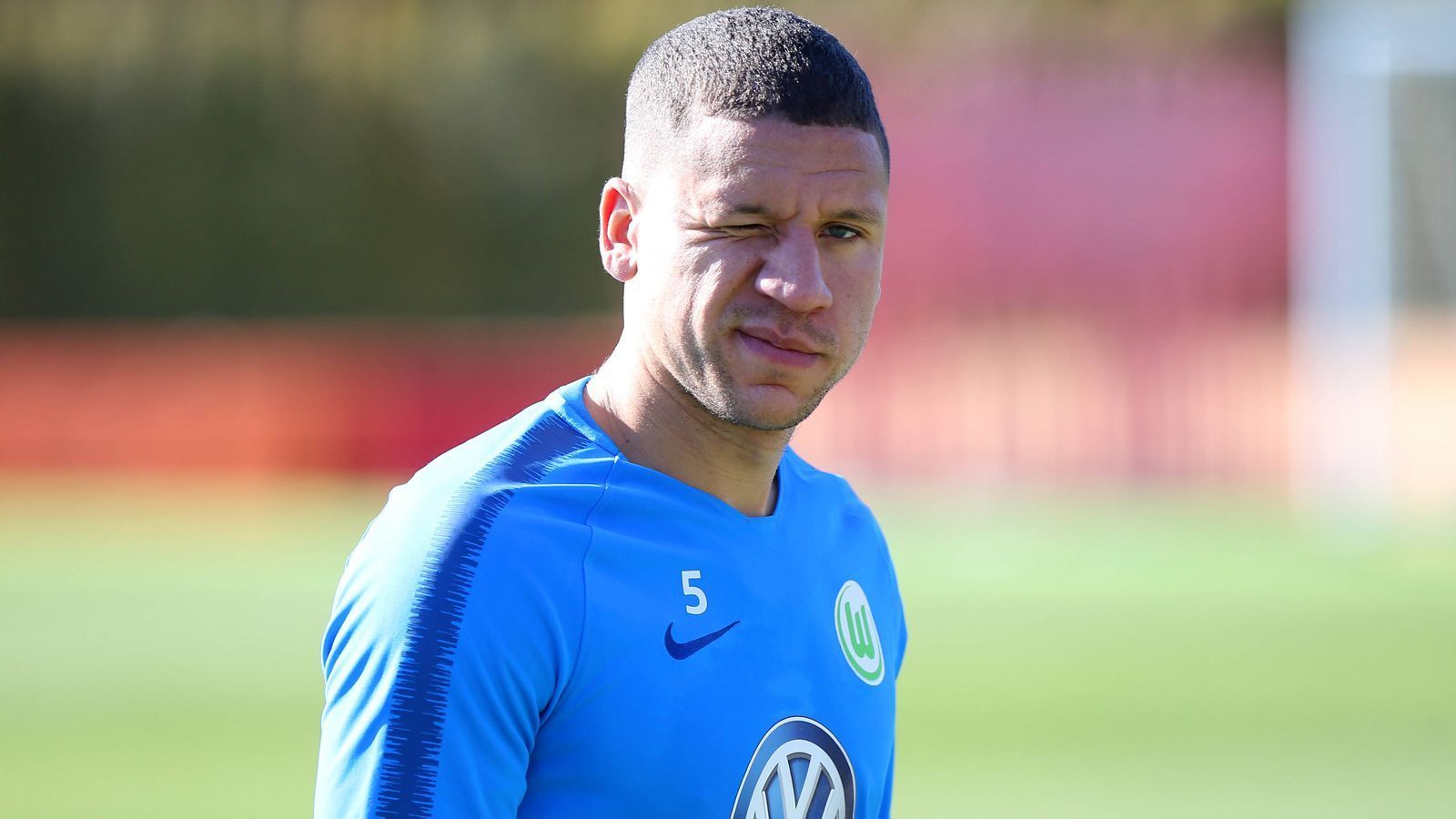 
                <strong>Jeffrey Bruma (VfL Wolfsburg)</strong><br>
                Der niederländische Verteidiger Jeffrey Bruma hat mit seinem 27 Jahren schon einige namhafte Vereine in seiner Vita stehen. Der 1,89-Meter-Hüne stand unter anderem bei Chelsea, der PSV Eindhoven oder dem HSV unter Vertrag. Möglicherweise könnte zu dieser Liste noch bis Ende Januar 2019 ein weiterer Klub hinzukommen, denn bei seinem aktuellen Arbeitgeber in Wolfsburg hat der Ex-Nationalspieler (25 Länderspiele) wohl keine Perspektive mehr. Bruma durfte in der laufenden Saison trotz Vertrages bis 2021 kein einziges Mal ran. Zuletzt wurde er unter anderem mit Aufsteiger Fortuna Düsseldorf in Verbindung gebracht.
              