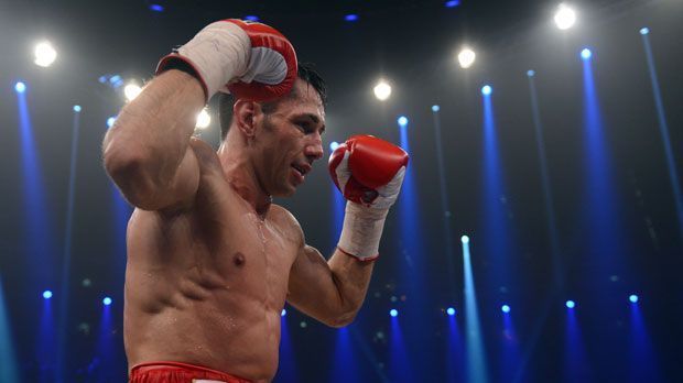 
                <strong>Im Fokus: Das ist Felix Sturm</strong><br>
                Am 5. Juni 2004 kämpfte Sturm im MGM Grand Hotel in Las Vegas gegen Oscar de la Hoya. Er präsentierte sich stark, ließ sich sogar schon als Sieger feiern - doch am Ende musste er den Ring als Verlierer nach Punkten verlassen. Dieses Urteil sorgte für Zündstoff.
              