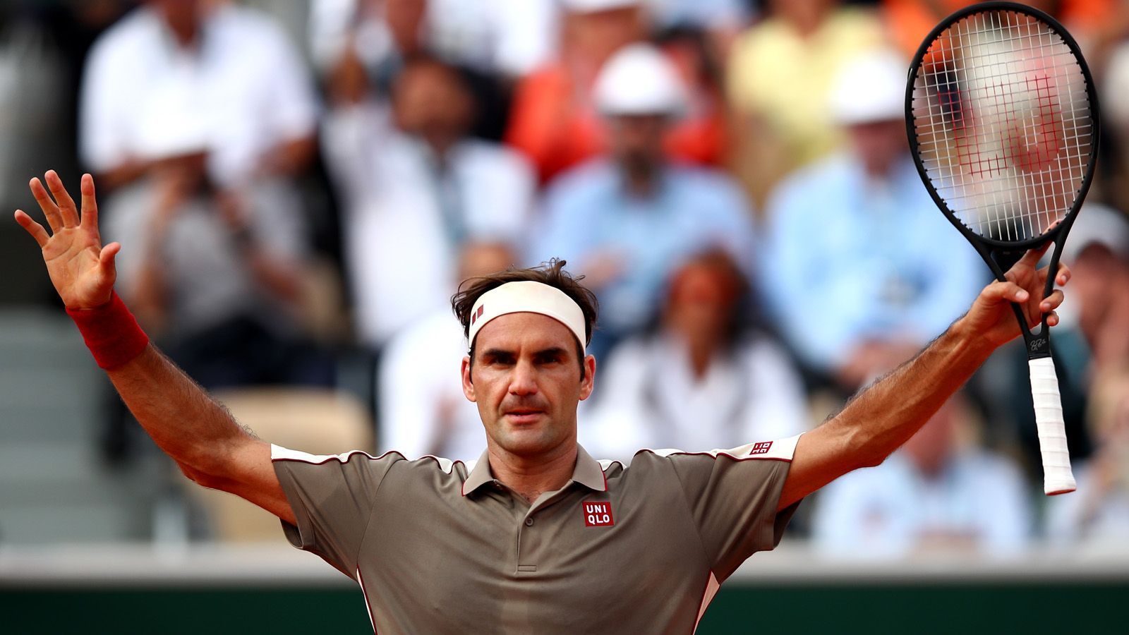 
                <strong>Federer vs. Nadal - eine Rivalität für die Ewigkeit</strong><br>
                Vier Jahre liegt der letzte Auftritt Federers bei den French Open zurück. "Wenn du auf Sand etwas erreichen willst, wirst du früher oder später auf Rafa treffen. Hätte ich das vermeiden wollen, hätte ich nicht wieder auf Sand gespielt. Ich freue mich sehr, gegen ihn anzutreten", erklärt Federer vor dem Match. Alle bisherigen sechs Duelle in Paris gingen an Nadal. Seinen bislang einzigen Titel an der Seine holte Federer 2009 gegen Robin Söderling, der Nadal damals im Achtelfinale bezwungen hatte. Es war eine von nur zwei Niederlagen, die Nadal jemals bei den French Open hinnehmen musste.
              