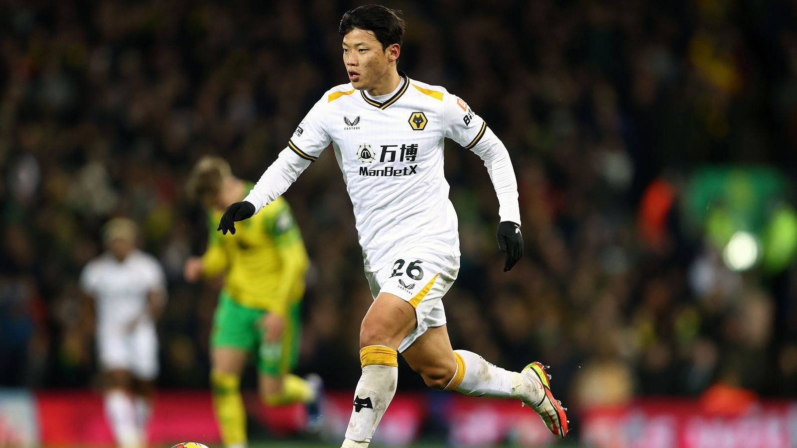 
                <strong>Hee-Chan Hwang (Wolverhampton Wanderers)</strong><br>
                Nach seiner einjährigen Leihe zu den Wolverhampton Wanderers wird sich Stürmer Hee-Chan Hwang im Sommer 2022 dauerhaft von seinem Stammverein RB Leipzig verabschieden. Die Engländer zogen die vereinbarte Kaufoption für kolportierte 16,7 Millionen Euro und verpflichteten den Südkoreaner somit fest. Der Nationalspieler kam im Juli 2020 von Red Bull Salzburg zu den Sachsen. Für die Leipziger stand Hwang in 29 Pflichtspielen auf dem Platz, erzielte dabei drei Treffer.
              