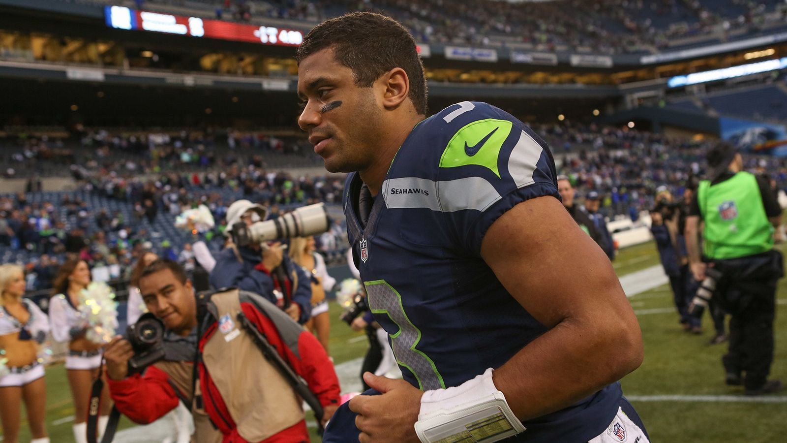 
                <strong>2012: Russell Wilson (Quarterback, Seattle Seahawks)</strong><br>
                Da hat einer gehalten, was seine Leistungen versprachen. Nach einem Jahr Playoff-Abstinenz führte der Alleskönner-Rookie die Seahawks wieder in die Postseason. In seiner Debüt-Saison 2011/12 scheiterte er noch in den Divisionals, 2013 und schaffte es Seattle, angeführt von seinem Quarterback der Superlative in den Super Bowl und gewann diesen zum ersten Mal in der Geschichte der Franchise. Überdurchschnittliches Passpiel, gepaart mit einer beeindruckenden Agilität. Von Tag eins an wusste Wilson bei den Seahawks zu überzeugen, dabei war er gerade al der 12. Drittrundenpick im Draft. Sofort brach er die 3.000-Passing-Yards-Marke, feuerte 26 Touchdown-Pässe ab und legte die achtbeste Wurfquote auf. Die Zukunft der Seahawks wurde mit ihm umgeschrieben. Und trotzdem wurde damals nicht Wilson, sondern Robert Griffin von den Washington Redskins zum AP Offensive Rookie of the Year gewählt.
              
