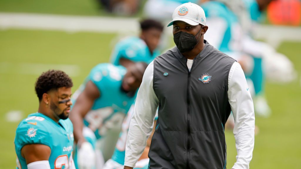 
                <strong>Gewinner: Brian Flores (Miami Dolphins)</strong><br>
                In der vergangenen Saison waren die Miami Dolphins teilweise in negativer Hinsicht so außer Konkurrenz, dass ihnen "Tanking" vorgeworfen wurde. Brian Flores wehrte sich gegen diesen Vorwurf und zeigte in der zweiten Saisonhälfte, dass sein Team auch gewinnen kann. Auf diesen Erfolgen baute der ehemalige Defensive Coordinator der New England Patriots auf, holte zehn Siege und verpasste nur knapp die Playoffs. Gerade Flores' Defense war eine der besten der Liga und bereitete einigen Teams der Liga große Probleme, insbesondere mit Cornerback Xavien Howard, der stattliche zehn Interceptions fing.
              