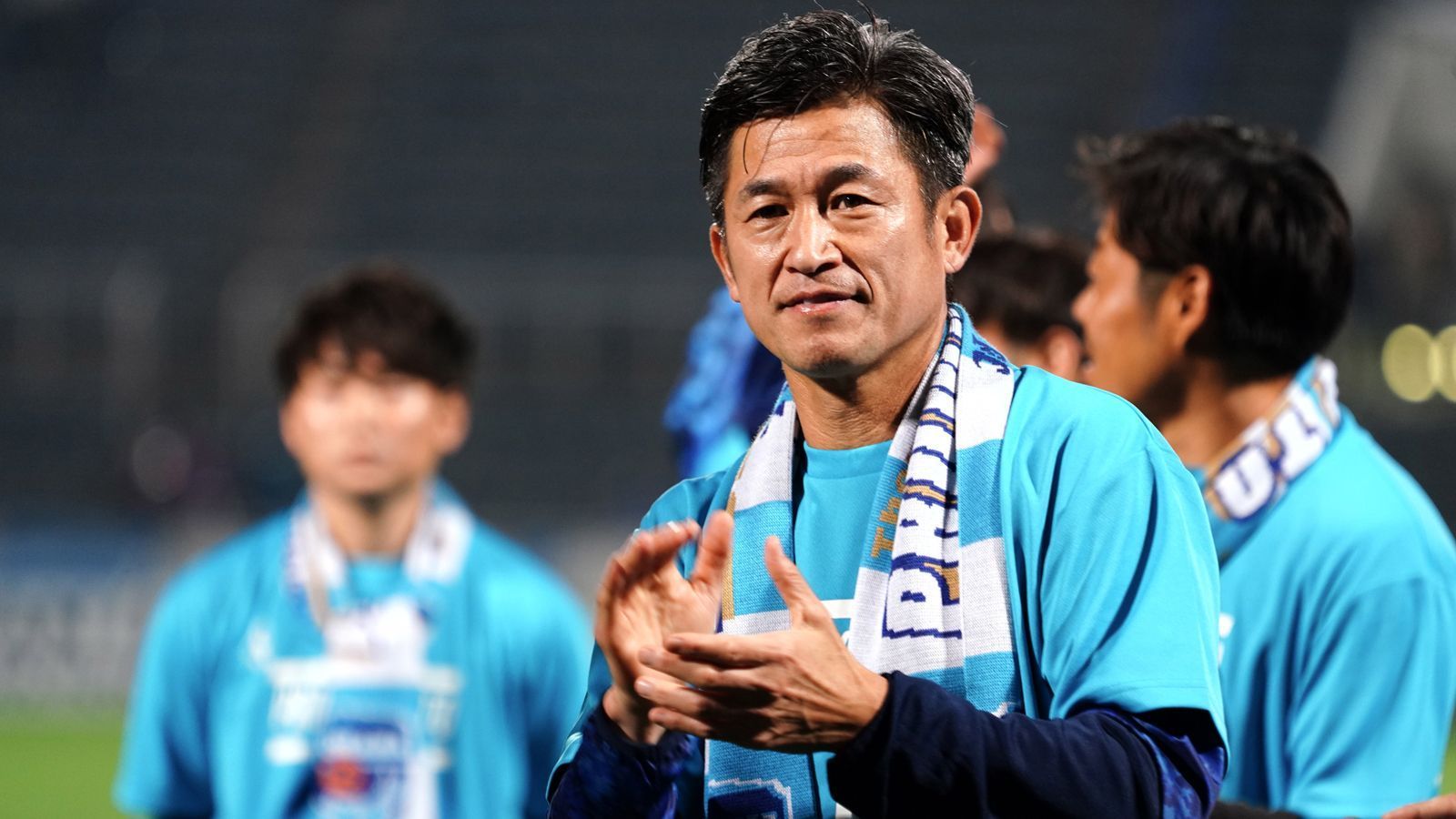 
                <strong>Gewinner: Kazuyoshi Miura</strong><br>
                Der japanische Klub FC Yokohama hat nach zwölf Jahren den Wiederaufstieg in die höchste Spielklasse des Landes geschafft. Und mit dem Team aus Yokohama kehrt ein ganz besonderer Spieler zurück in die J1 League zurück: Kazuyoshi Miura. Der Stürmer ist nämlich bereits 52 Jahre alt, will aber vom Aufhören immer noch nichts wissen. "Ich werde weitermachen, mein Bestes zu geben, um uns in der 1. Liga zu etablieren", sagte Ex-Nationalspieler Miura (89 Länderspiele) nach dem Aufstieg Yokohamas bei "Sanspo.com".
              