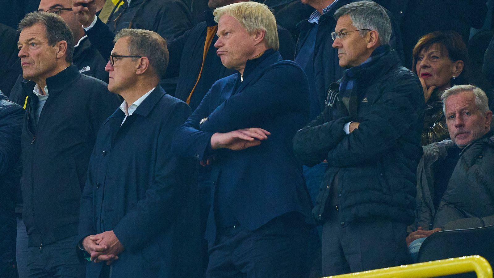 
                <strong>Oktober 2022: Kahn verliert die Fassung nach BVB-Ausgleich</strong><br>
                Das erste Aufeinandertreffen der beiden Teams in der Saison. Eigentlich führen die Bayern souverän mit 2:0 in Dortmund, doch fast schon arrogant schenken die Münchner die Führung wieder her. In der Nachspielzeit köpft ausgerechnet der mittlerweile wohl endgültig gefloppte Anthony Modeste den BVB zum Punktgewinn, und Oliver Kahn reißt beinahe die vor ihm befindliche Plexiglasscheibe vor Wut heraus - ein Meme ist geboren. Danach haut er verbal auf den Tisch: "Wir müssen jetzt schnell in die Puschen kommen. Wir können uns nicht darauf verlassen, dass die Mannschaften über uns immer unentschieden spielen oder verlieren."
              