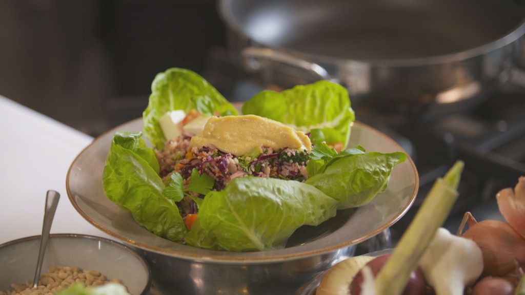 Rohkostsalat mit Bulgur und Hummus