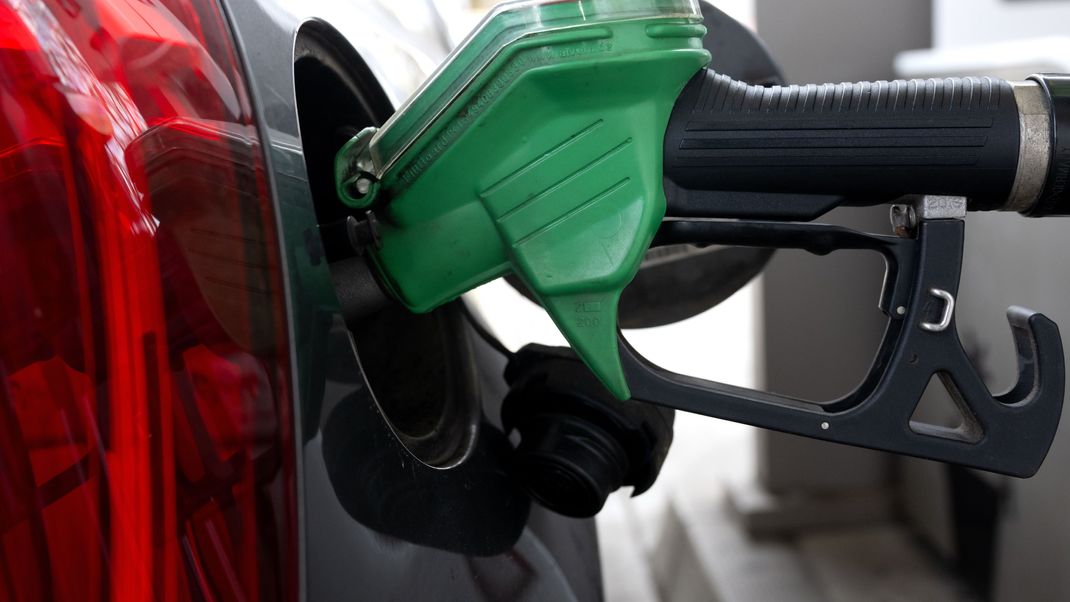 Tanken abseits der Autobahn kann für Autofahrer:innen knapp 40 Cent billiger sein.