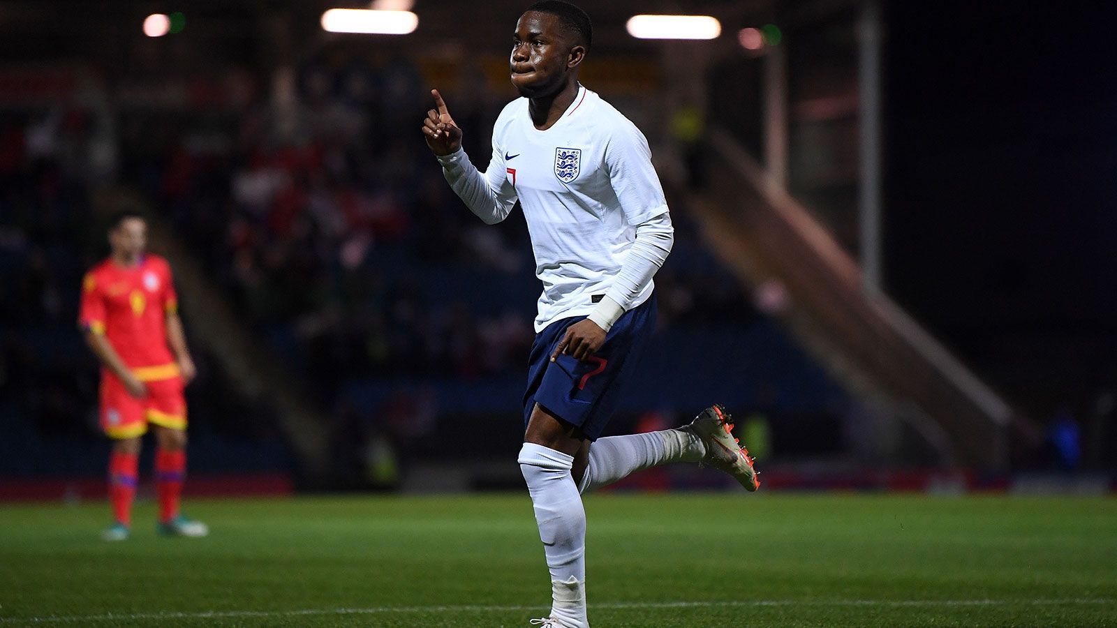 
                <strong>Ademola Lookman (FC Everton)</strong><br>
                Schnell, wendig, dribbelstark. Lookman absolvierte in der englischen U21 bisher zehn Spiele, in denen ihm ein Tor und drei Assists gelangen. Kämpft mit Demarai Gray (Leicester City) und Ryan Sessegnon (FC Fulham) um den Startplatz auf der linken Außenbahn. Vergangene Saison spielte der 21-Jährige leihweise bei RB Leipzig. Die Bemühungen der Leipziger, den Linksaußen fest zu verpflichten, scheiterten an der hohen Ablöseforderung des FC Everton. Bei den Liverpoolern in der laufenden Saison zumeist Ersatzspieler. Kommt dabei in 16 (Kurz-) Einsätzen auf zwei Torvorlagen.
              