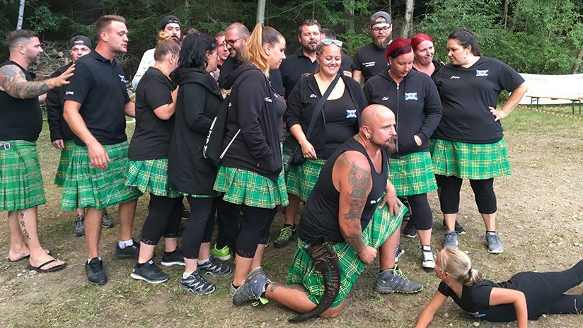 „Die original fidelen Wiesenwichtel“ aus Tirol. Die Frauen und Männer haben sich den Highland Games verschrieben. Dabei werden Baumstämme & Bierfässer durch die Luft geworfen.